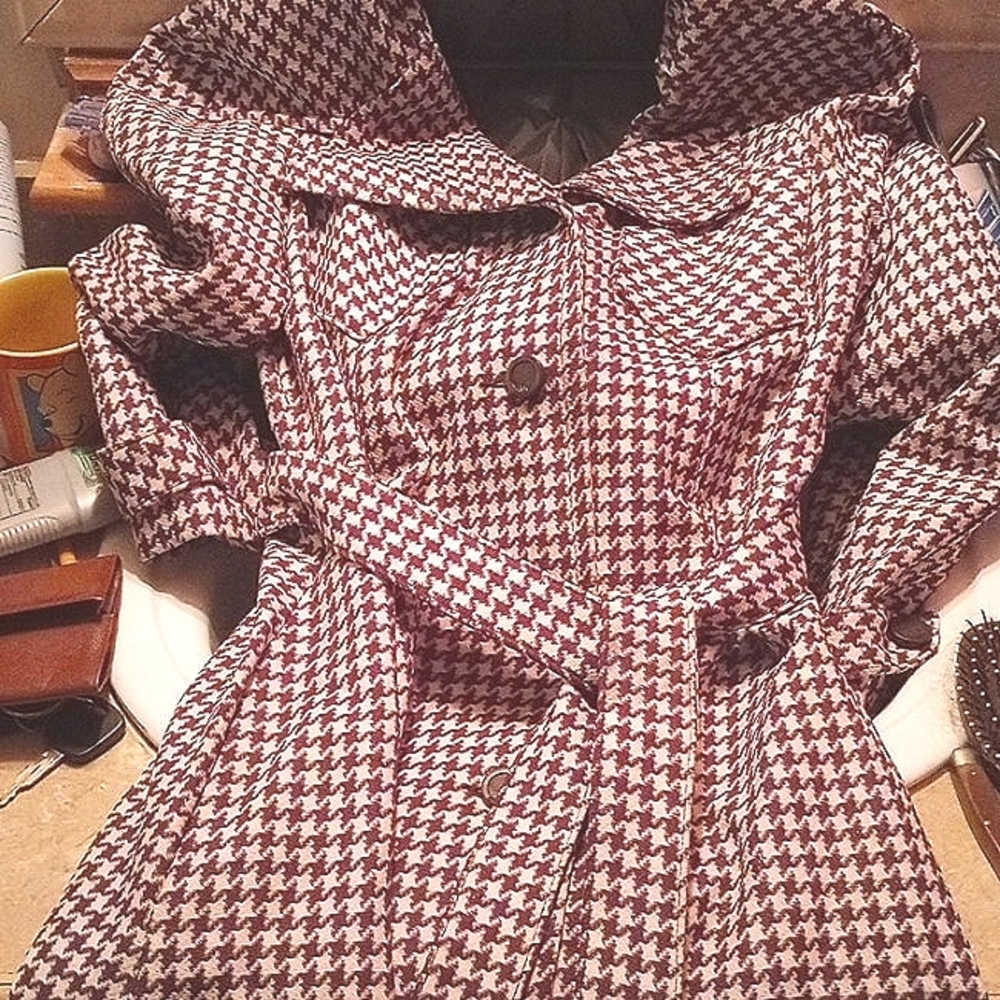 Vintage Blk/W textured Long Coat!Has belt and 4 pockets. Sexy ass Coat Y'all!